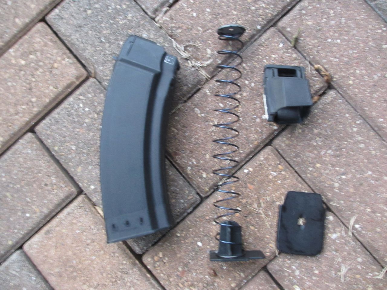 AK74_50rd_mag_545_disassembled.jpg